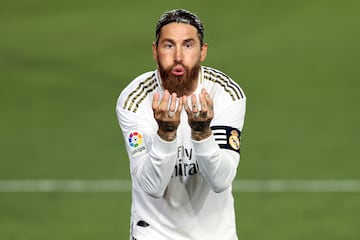 El autor del m¨ªtico gol en el minuto 93 en Lisboa protagoniz¨® un culebr¨®n que muchos a?os despu¨¦s ha seguido dando coletazos. As¨ª anunci¨® el fichaje el Real Madrid: "Personas autorizadas por el jugador Sergio Ramos han depositado en la Liga de F¨²tbol Profesional el importe de la cl¨¢usula de rescisi¨®n del contrato que le un¨ªa al Sevilla F¨²tbol Club. Tanto el Real Madrid como el jugador Sergio Ramos han decidido proceder al ejercicio de dicha cl¨¢usula tras asegurar con el Sevilla que dicho procedimiento no ser¨ªa considerado hostil¡±. Fueron 27 millones de euros. El resto es historia. 16 temporadas, 671 partidos, 22 t¨ªtulos y 101 goles, entre ellos, aquel inolvidable de Lisboa.