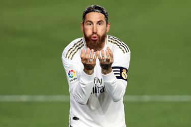 
El autor del mítico gol en el minuto 93 en Lisboa protagonizó un culebrón que muchos años después ha seguido dando coletazos. Así anunció el fichaje el Real Madrid: "Personas autorizadas por el jugador Sergio Ramos han depositado en la Liga de Fútbol Profesional el importe de la cláusula de rescisión del contrato que le unía al Sevilla Fútbol Club. Tanto el Real Madrid como el jugador Sergio Ramos han decidido proceder al ejercicio de dicha cláusula tras asegurar con el Sevilla que dicho procedimiento no sería considerado hostil”. Fueron 27 millones de euros. El resto es historia. 16 temporadas, 671 partidos, 22 títulos y 101 goles, entre ellos, aquel inolvidable de Lisboa.
