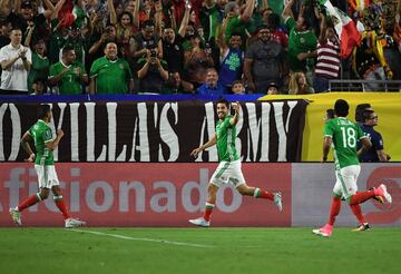 GLENDALE, AZ - JULY 20: Rodolfo Pizarro #15 of Mexico and teammates Orbelin Pineda #7 and Jesus Gallardo #18 celebrate a first half goal against Honduras in a quarterfinal match during the CONCACAF Gold Cup at University of Phoenix Stadium on July 20, 2017 in Glendale, Arizona.   Norm Hall/Getty Images/AFP
== FOR NEWSPAPERS, INTERNET, TELCOS & TELEVISION USE ONLY ==