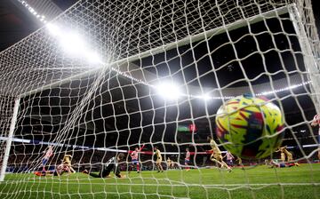 0-1. Jan Oblak no puede evitar que primer tanto que marca  Ousmane Dembélé.