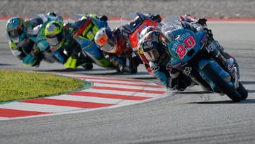 David Alonso tirando del grupo en Moto3.
