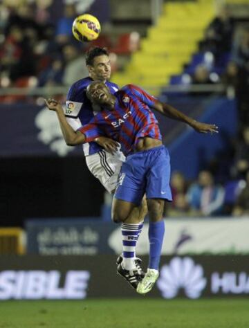 El jugador del Levante UD, Simao, disputa un balón con el jugador de la Real Sociedad, Ansotegi,detrás, durante el partido de Liga correspondiete a la jornada 16 disputado esta tarde en el estadio Ciutat de València.