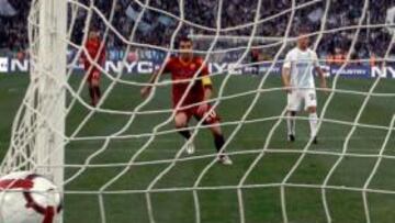 <b>VICTORIA. </b>Vucinic inició la remontada en el derbi romano batiendo a Muslera de penalti.