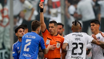 Futbol, Colo Colo vs Universidad de Chile.
Fecha 22, Liga de Primera 2025.
El arbitro Cristian Garay, centro, expulsa a Franco Calderon de Universidad de Chile durante un partido de la Liga de Primera contra Colo Colo disputado en el estadio Monumental de Santiago, Chile.
31/08/2025
Andres Pina/Photosport
Football, Colo Colo vs Universidad de Chile.
22nd turn, First division league.
Referee Cristian Garay, center, send off Franco Calderon of Universidad de Chile during a first division match against Colo Colo at the Monumental stadium in Santiago, Chile.
31/08/2025
Andres Pina/Photosport