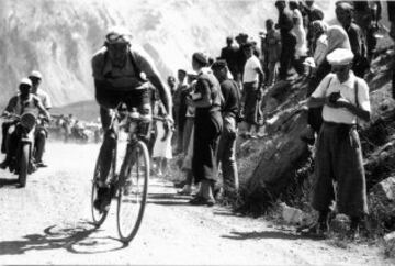 Mayor diferencia de años entre victorias: Gino Bartali en el Tour de 1948 que terminaría conquistando. Diez años antes ganó su primera ronda gala. Esta hazaña también la consiguió en el Giro de Italia, en 1936 y 1946. 'Il Ginettaccio', que así le llamaban, murió en el 2000 llevándose con él un grandioso secreto. Durante dos años de la II Guerra Mundial se dedicó a salvar la vida de ochocientos judíos. Escondía los documentos en su bicicleta y bajo la apariencia de simples entrenamientos, los llevaba de un lugar a otro.