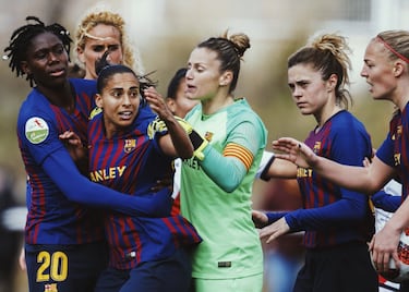 El fútbol femenino español tampoco se ha librado de sufrir un incidente racista. Se trata del que tuvo lugar en febrero de 2019 durante un partido de la entonces llamada Liga Iberdrola entre el Rayo Vallecano y el Barça. Fue el entrenador azulgrana, Lluís Cortés, el que denunció un insulto racista hacia su jugadora brasileña, Andressa Alves, expulsada en el minuto 74, por parte de delantera rayista, Sheila García. La manchega lo negó en un posterior mensaje a través de las redes sociales. ”Andressa es una jugadora extranjera que recibe un insulto racista durante el partido y eso es un tema muy grave que tenemos que erradicar entre todos”, expuso el técnico culé tras el encuentro. 