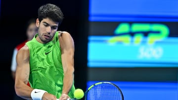 Doha (Qatar), 21/02/2026.- Carlos Alcaraz of Spain in action against Arthur Fils of France during their men's singles final match at the Qatar Open tennis tournament in Doha, Qatar, 21 February 2026. (Tenis, Francia, España, Catar) EFE/EPA/NOUSHAD THEKKAYIL