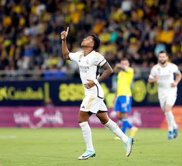El jugador brasileño del Real Madrid, Rodrygo, celebra el 0-1 al Cádiz señalando al cielo.