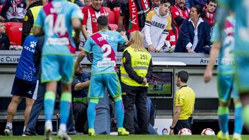 14/04/19 PARTIDO PRIMERA DIVISION
 ATHLETIC DE BILBAO - RAYO VALLECANO 
 MARTINEZ MUNUERA VIENDO EL VAR 