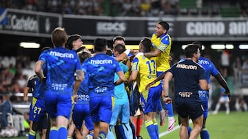 Los jugadores del Cádiz abrazándose tras el 0-2 de Rubén Alcaraz. Foto: Cádiz CF.
