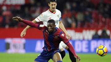 Jefferson Lerma y Sergio Escudero en la disputa por el balón en el partido entre Sevilla y Levante por la Liga Española