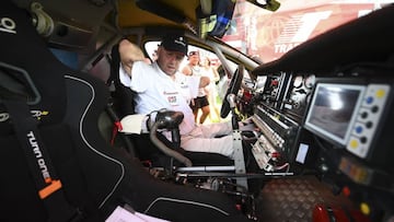 TOPSHOT - French adventurer and quadruple amputee Philippe Croizon checks his car before the technical check-up for the 2017 Dakar Rally, in Luque, near Asuncion, on January 30, 2016.  Some 316 vehicles, including 83 cars and 146 motorbikes, are registered for the 39th Dakar Rally, which will be staged over nearly 9,000 kilometres (5,600 miles) from January 2-14 in Argentina, Bolivia and Paraguay. / AFP PHOTO / FRANCK FIFE