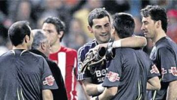 <b>CASILLAS A DAUDÉN: GRACIAS</b>. Eso parece decirle el portero madridista al árbitro del Colegio Aragonés. La imagen habla por sí sola. Casillas abraza a Daudén tras acabar el partido con una satisfacción indisimulada, quizás agradeciéndole los servicios prestados después de varios años en los que el Madrid se ha sentido perseguido por los árbitros de Villar..