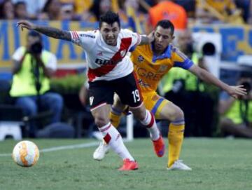 Tabare Viudez (L) of Argentina's River Plate controls the ball past Israel Jimenez of Mexico's Tigres during the first leg of their Copa Libertadores final soccer match at the Universitario stadium in Monterrey, Mexico July 29, 2015. REUTERS/Henry Romero