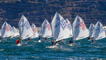 Las promesas de la vela navegan en el Abra en la Regata OptiGetxo