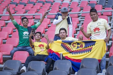 La afición americanista se dio cita en el Estadio Azteca en el duelo de semifinales ante Santos Laguna. 