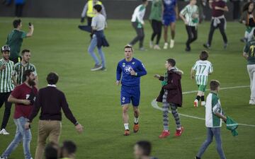 Al final de la sesión, varias decenas de aficionados saltaron al césped y tuvo que intervenir la seguridad privada del club, aunque no se produjo ningún altercado ni nada pasó a mayores. Lo Celso rodeado de seguidores.