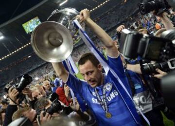 John Terry alza el título de Champions League de 2012. El central no pudo jugar la final por sanción pero se desquitó del mal recuerdo del penalti marrado en 2008.