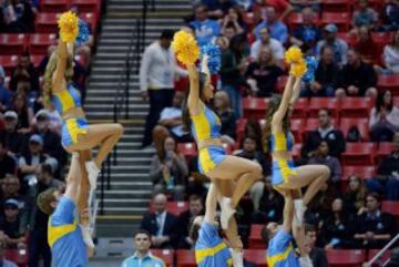 Tres animadoras de los UCLA Bruins, por los aires.