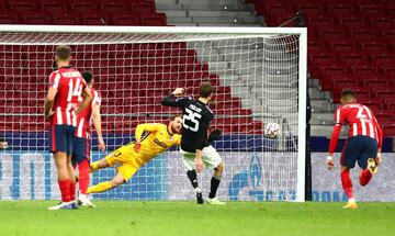 1-1. Thomas Müller marcó de penalti el primer gol de los bávaros.