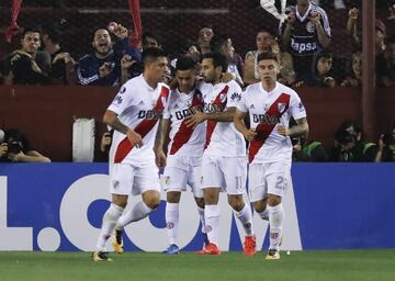 BAS207. BUENOS AIRES (ARGENTINA), 31/10/2017.- El jugador Ignacio Scocco (2-d) de River Plate festeja su gol ante Lanús hoy, martes 31 de octubre de 2017, durante un partido de las semifinales de la Copa Libertadores que disputan el River Plate y el Lanús, en el estadio Ciudad de Lanús, en Buenos Aires (Argentina). EFE/David Fernández