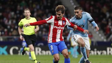 Galhardo pugna con Griezmann por el bal&oacute;n.