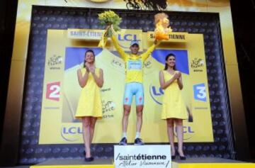 Vincenzo Nibali , del equipo Astana, celebra en el podio ataviado con el maillot amarillo de la clasificación general tras la decimosegunda etapa del Tour de Francia, de 185,5 kilómetros entre Bourg-en-Bresse y Saint-Etienne.