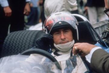 Jackie Stewart es uno de los pocos pilotos en conseguir al menos 3 campeonatos del Mundo de F1. Durante su carrera probó otras carreras como en el Campeonato del Mundo de Resistencia y estuvo cerca de ganar una edición de las 500 Millas de Indianapolis.