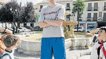 <b>RASCACIELOS. </b>Los chicos de Illescas no dan crédito ante el jugador más alto en la historia española.