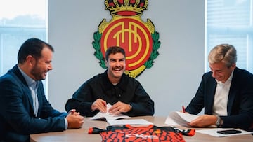 El delantero mallorquinista, Abdón Prats, forma su renovación hasta 2028.