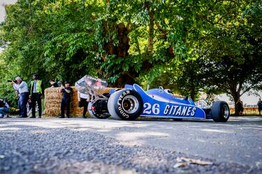 El Ligier-Cosworth JS11 es un coche de Fórmula 1 que compitió en las temporadas de 1979 y 1980. 
El Ligier JS11 debutó en la temporada de 1979 y fue un coche competitivo, ganando varias carreras y logrando podios. En 1980, el JS11 logró victorias y un segundo puesto en el campeonato de constructores en 1980. 