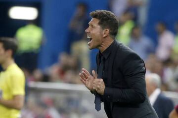 Simeone urges on his team during their 1-1 draw with Alavés in LaLiga week 1.