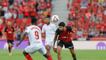 PALMA , 27/08/2024.- El centrocampista portugués del Mallorca Samu Costa (d) pelea un balón con el delantero nigeriano del Sevilla Kelechi Iheanacho durante el partido de LaLiga entre el Mallorca y el Sevilla, este martes en el estadio de Son Moix. EFE/CATI CLADERA