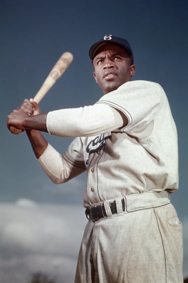 En abril de 1947, Jackie Robinson salta al campo con los Brooklyn Dodgers y cambia la historia del deporte para siempre. Su debut rompe décadas de segregación racial en las Grandes Ligas y convierte cada base alcanzada en un acto de valentía. Bajo insultos, presiones y amenazas, Robinson responde con talento y dignidad, abriendo una puerta que nunca volvería a cerrarse.
