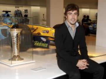 Fernando Alonso con el R25 con el que ganó su primer Mundial.