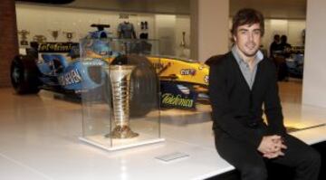 Fernando Alonso con el R25 con el que ganó su primer Mundial.