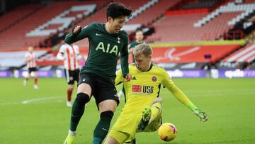 Tottenham Hotspur's South Korean striker Son Heung-Min (L) vies for the ball against Sheffield United's English goalkeeper Aaron Ramsdale (R) during the English Premier League football match between Sheffield United and Tottenham Hotspur at Bram