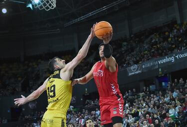 El Tenerife chafa la fiesta de Miribilla