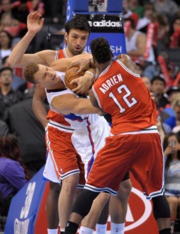 Blake Griffin acosado por Zaza Pachulia y Jeff Adrien.