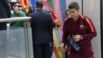Luis Suárez en la llegada del Barcelona al Hotel Hilton en Atenas.