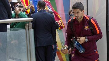 Luis Su&aacute;rez en la llegada del Barcelona al Hotel Hilton en Atenas.