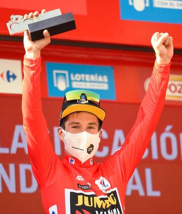 Primoz Roglic con el maillot rojo en el podio de la segunda etapa de La Vuelta a España 2021.