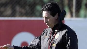 <b>PREOCUPACIÓN.</b> El entrenador del Valencia, Unai Emery, mantuvo una charla de cerca de 40 minutos con la plantilla después de la derrota por 3-1 contra el Mallorca de ayer y antes de la primera sesión de entrenamiento de la semana.