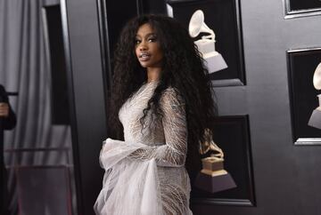 La cantante estadounidense SZA posa a su llegada al Madison Square Garden de Nueva York, para participar de la 60 edición de los Premios Grammy.