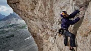 <b>RIESGO Y BELLEZA. </b>Eneko, en un momento de la escalada bajo un paisaje alpino impresionante.