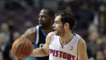 El jugador de los Pistons José Calderón controla el balón ante los Mavericks.