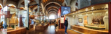 El 18 de enero de 1941 se inauguró el Museo Marítimo de Barcelona, ubicado en las históricas Atarazanas Reales. Este espacio se dedicó a preservar y difundir la historia naval española, con exposiciones sobre navegación, embarcaciones y patrimonio marítimo. Su apertura marcó un hito cultural en la recuperación del legado marítimo del país.