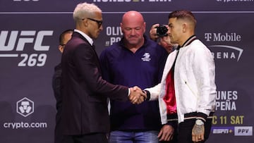 LAS VEGAS, NEVADA - DECEMBER 09: Charles Oliveira of Brazil and Dustin Poirier face off during the UFC 269 press conference at MGM Grand Garden Arena on December 09, 2021 in Las Vegas, Nevada.   Carmen Mandato/Getty Images/AFP
 == FOR NEWSPAPERS, INTERNET