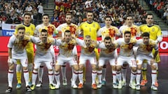 La selecci&oacute;n espa&ntilde;ola de f&uacute;tbol sala posa antes de la final del Europeo de Futsal ante Rusia.