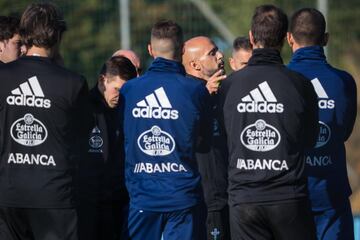 Primer entrenamiento del Carlos Cardoso en los campos de entrenamiento da Madroa, hablando con el equipo.